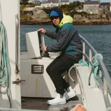 How Should Deck Boots Fit? Tight or Loose for Optimal Performance?
